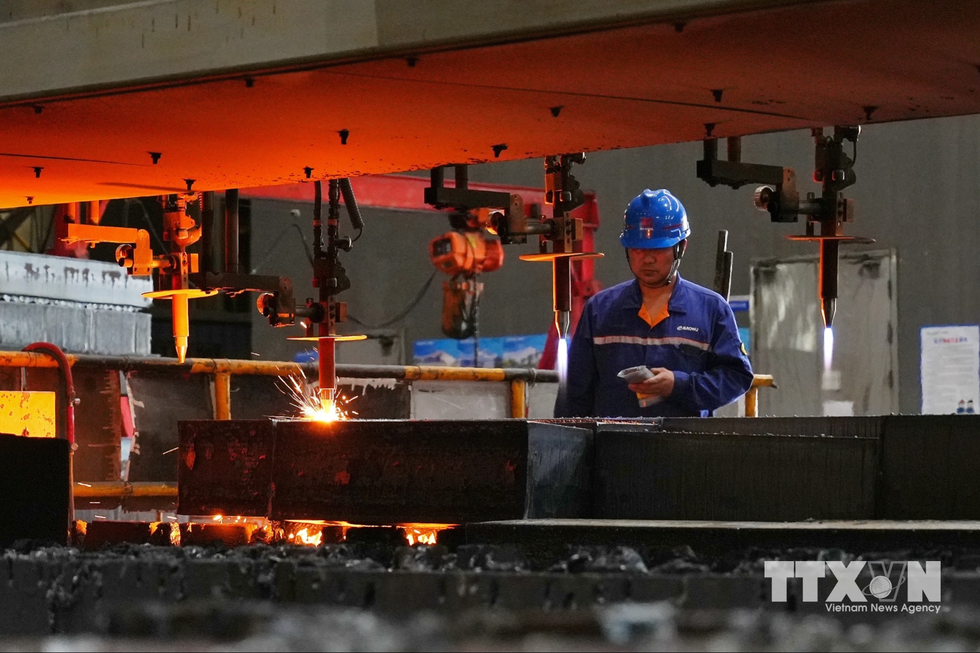 Công nhân vận hành dây chuyền sản xuất thép thông qua hệ thống giám sát thông minh tại một nhà máy gang thép ở Trung Quốc. (Ảnh: TTXVN phát)